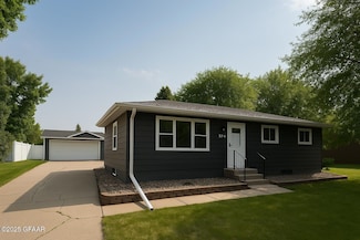 824 Great Plains Ct, Grand Forks, ND 58201