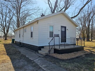 4437 E Rosewood Dr, Decatur, IL 62521