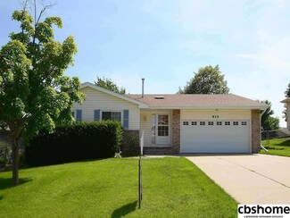 915 Haverford Dr, Papillion, NE 68046