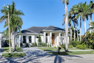 629 10th St N, Naples, FL 34102