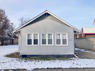 7599 Toepfer Rd, Warren, MI 48091