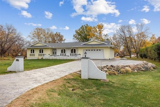 3413 Guadalajara Rd SW, Cedar Rapids, IA 52404