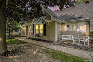 9818 Burning Tree Dr, Grand Blanc, MI 48439