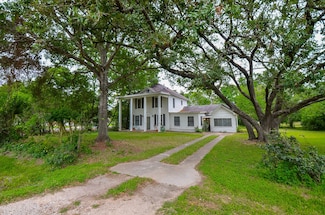 1001 Divide St, El Campo, TX 77437