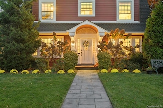 30 School St, East Williston, NY 11596