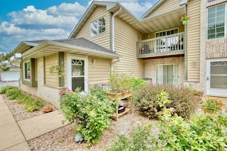 W240N2500 E Parkway Meadow Cir Unit 8, Pewaukee, WI 53072