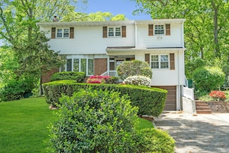 65 Robin Dr, Hauppauge, NY 11788