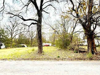330 E Sherman St, Paris, TX 75460