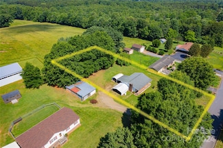 24 S Wallace Ln, Hiddenite, NC 28636