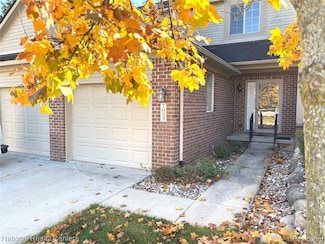 7053 Magnolia Ln, Waterford, MI 48327