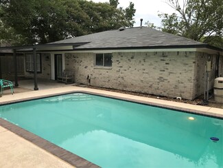 2406 Heather St, Highlands, TX 77562