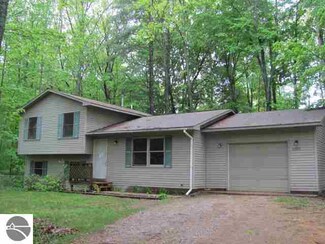 20849 Red Oak Dr, Lake Ann, MI 49650