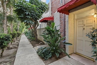 6540 Hayvenhurst Ave Unit 3, Lake Balboa, CA 91406