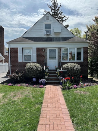88 Dyckman Ave, New Hyde Park, NY 11040