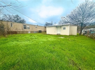 820 Chihuahua St, Lockhart, TX 78644