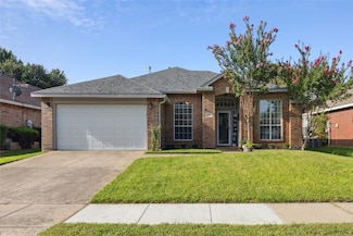 3916 Larkspur Dr, Haltom City, TX 76137