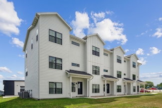 140 S 15th St, Clear Lake, IA 50428