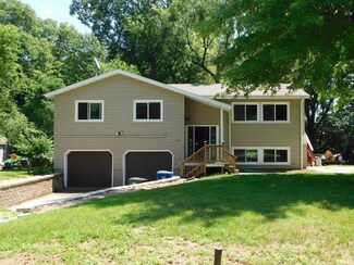 13 Blue Grass Ct, Davenport, IA 52802