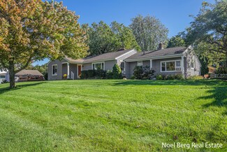 416 Buena Vista Dr, Spring Lake, MI 49456