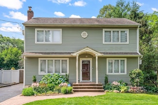 20 Leeds St, Huntington Station, NY 11746