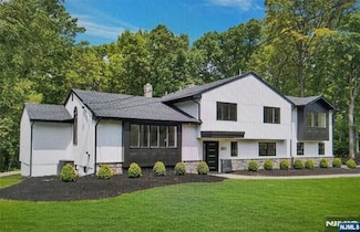 880 Briarwoods Rd, Franklin Lakes, NJ 07417