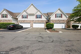 22 Blake Dr, Pennington, NJ 08534