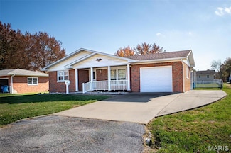 542 W 3rd St, Trenton, IL 62293