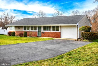 11 Dillon Rd, Kendall Park, NJ 08824