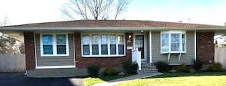 5 Fruitwood Ln, ComMacK, NY 11725