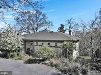 328 Blossom Hill Dr, Lancaster, PA 17601
