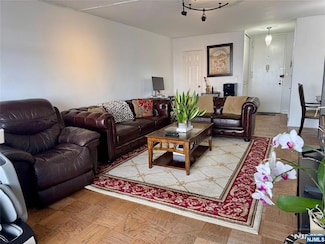 2077 Center Ave Unit 20-F, Fort Lee, NJ 07024