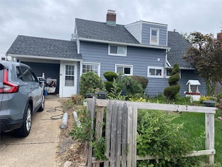 17 Trumpet Ln, Levittown, NY 11756