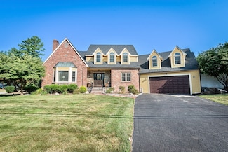 10 Sir Richards Dr, Taunton, MA 02780