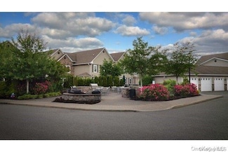 2200 Dolphin Ln Unit 910, Holbrook, NY 11741