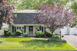 685 Gardiners Ave, Levittown, NY 11756