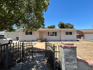 979 Avon Dr, Tulare, CA 93274