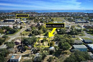 818 S Houston St, Aransas Pass, TX 78336