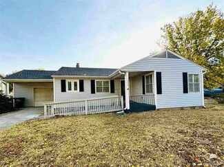 1020 9th St, Clay Center, KS 67432