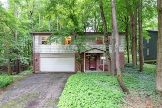 2727 Kensington Dr, Kalamazoo, MI 49008