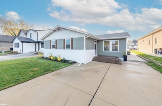 38228 Huron Pointe Dr, Harrison Township, MI 48045