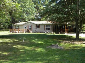 9538 N Sandpoint Dr, Cromwell, IN 46732