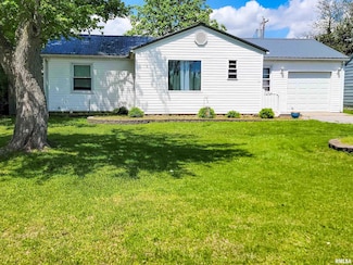 214 W 12th St, Flora, IL 62839