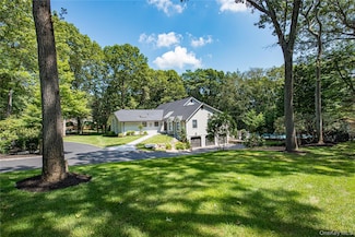 142 Landing Meadow Rd, Smithtown, NY 11787