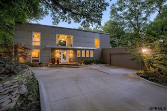 9316 Oak St, Omaha, NE 68124