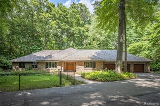 4352 Fenton Rd, Hartland, MI 48353