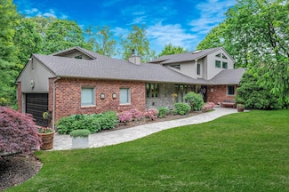 2 Farmview Dr, Dix Hills, NY 11746