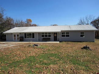 218 S Cedar St, Yellville, AR 72687