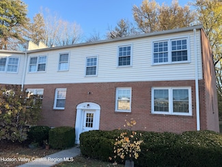 16 Huguenot St, New Paltz, NY 12561