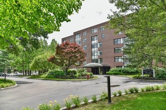 77 Florence St Unit 200N, Chestnut Hill, MA 02467