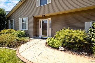 10 Fabian Ln, Syracuse, NY 13209